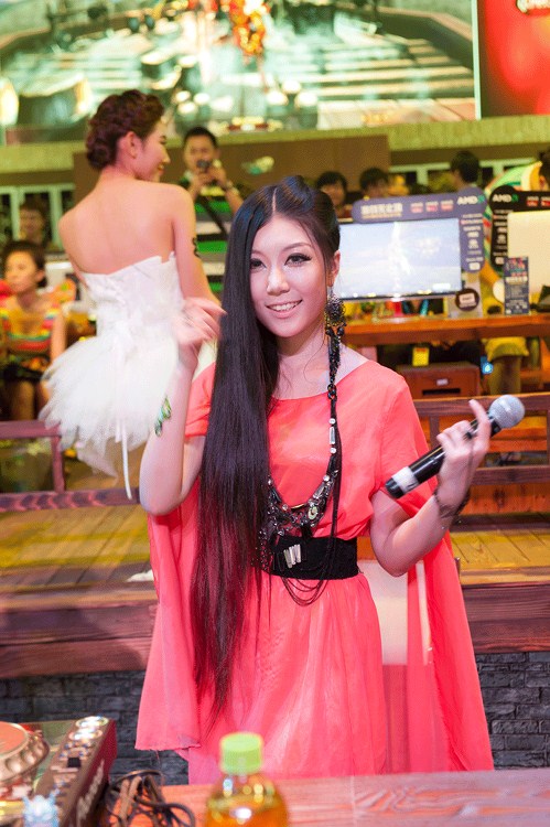 长发知性美女甜美舞台照