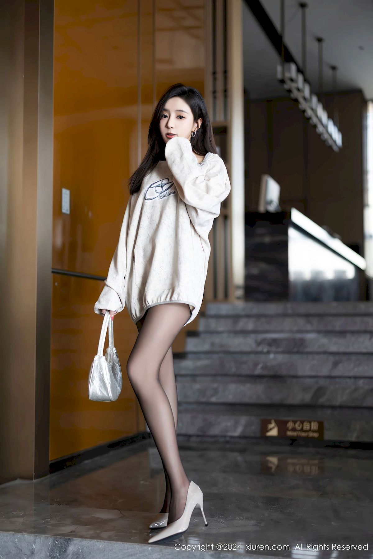 秀人网女神王馨瑶yanni白色服饰搭配黑丝美腿性感写真