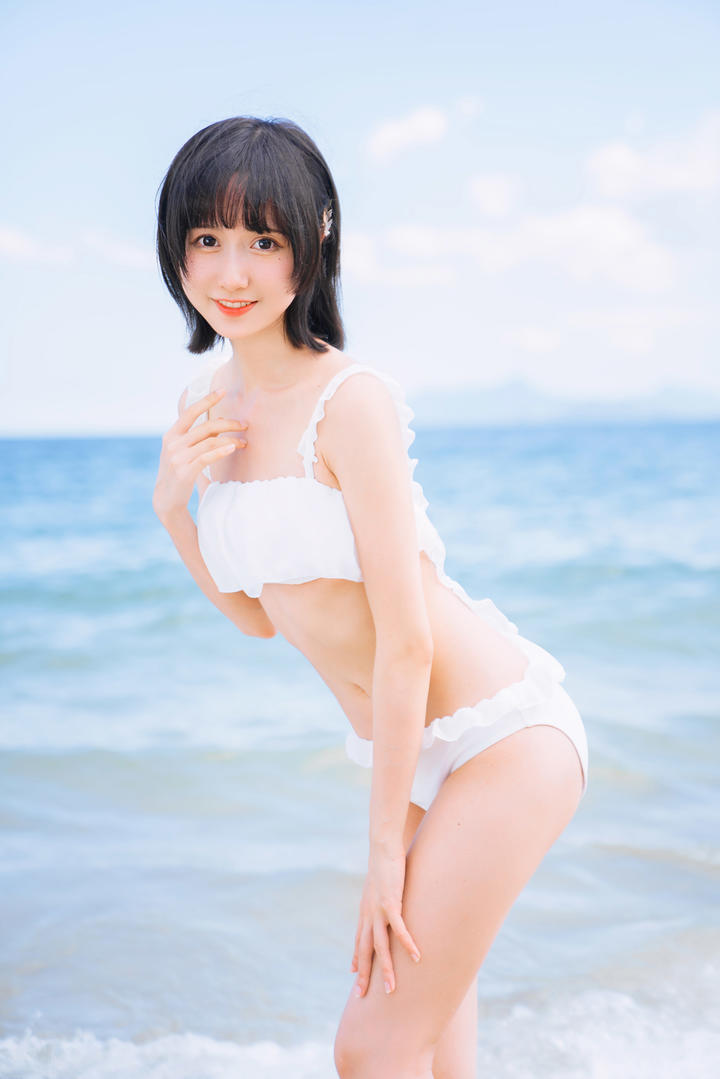 清纯短发泳装美女海边摄影图片大全