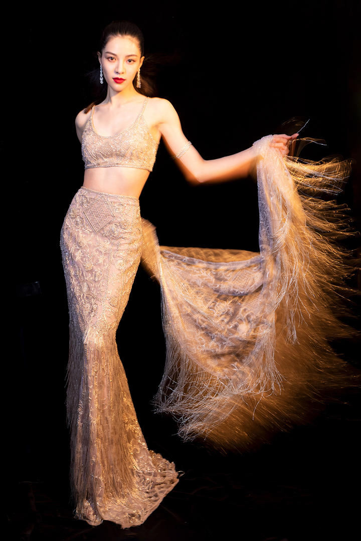 穿着精美长裙的女明星钟楚曦艺术写真图片