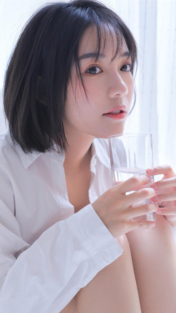 喝水的清纯短发美女高清美女图片