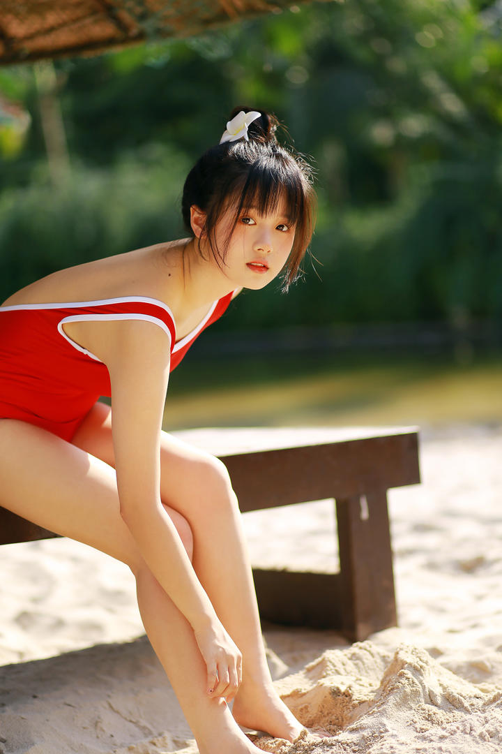 沙滩上的红色比基尼美女高清养眼美女壁纸大全