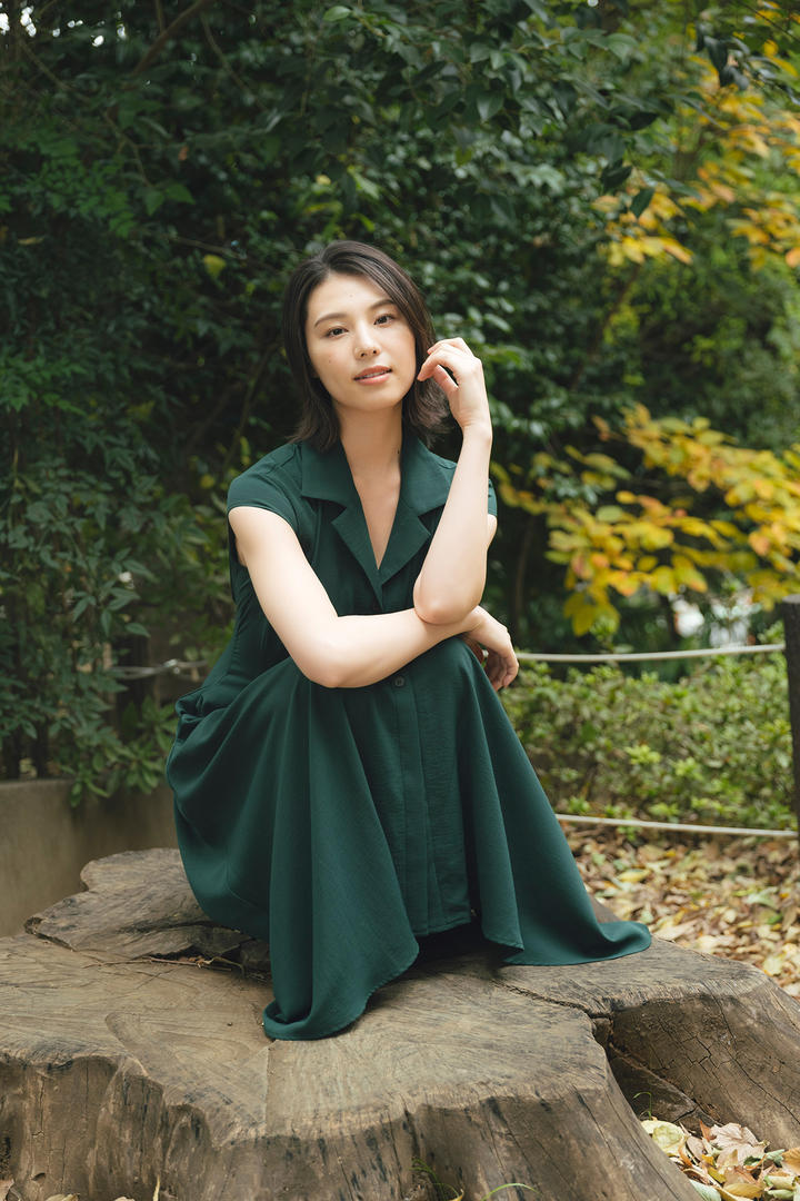 蹲在树墩上的日本短发美女户外写真图片