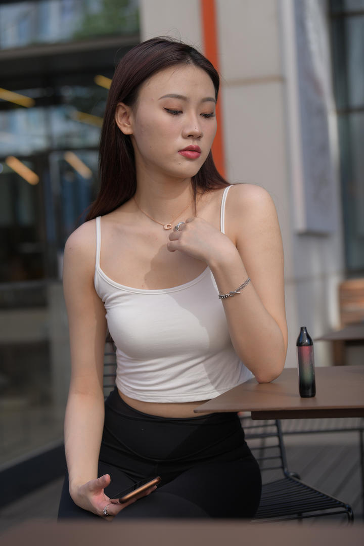 穿小背心的紧身裤美女模特国产高清街拍图片