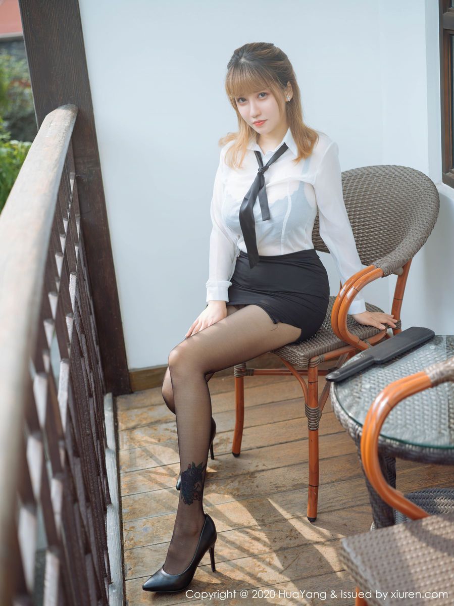 花漾Show美女模特周大萌白衬衫职场秘书OL黑丝系列杭州旅拍