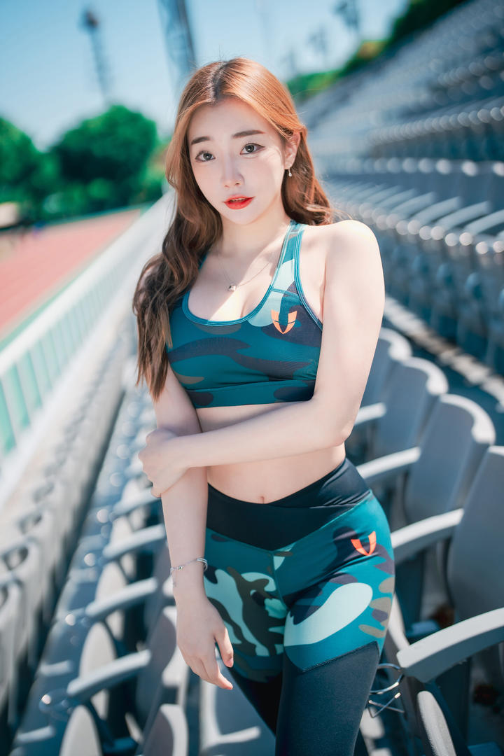 迷人蜜桃臀美女校花图片