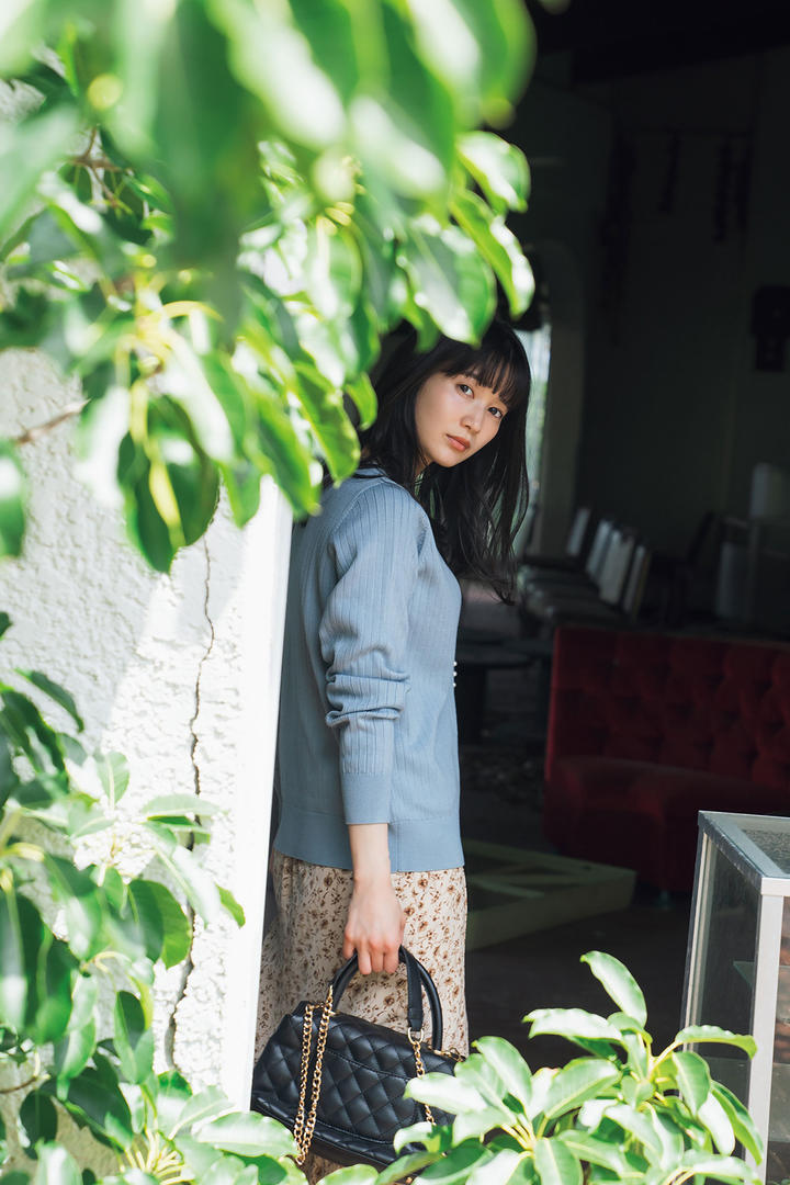 美女户外798艺术写真