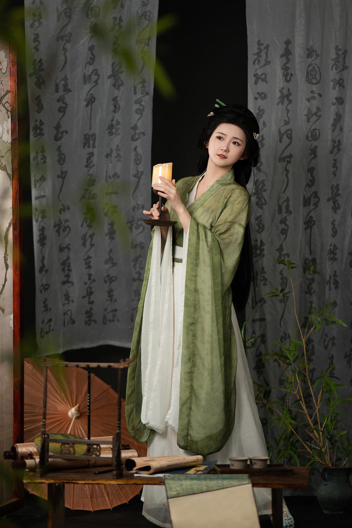 捧着蜡烛的古典唐宋美女艺术摄影图片