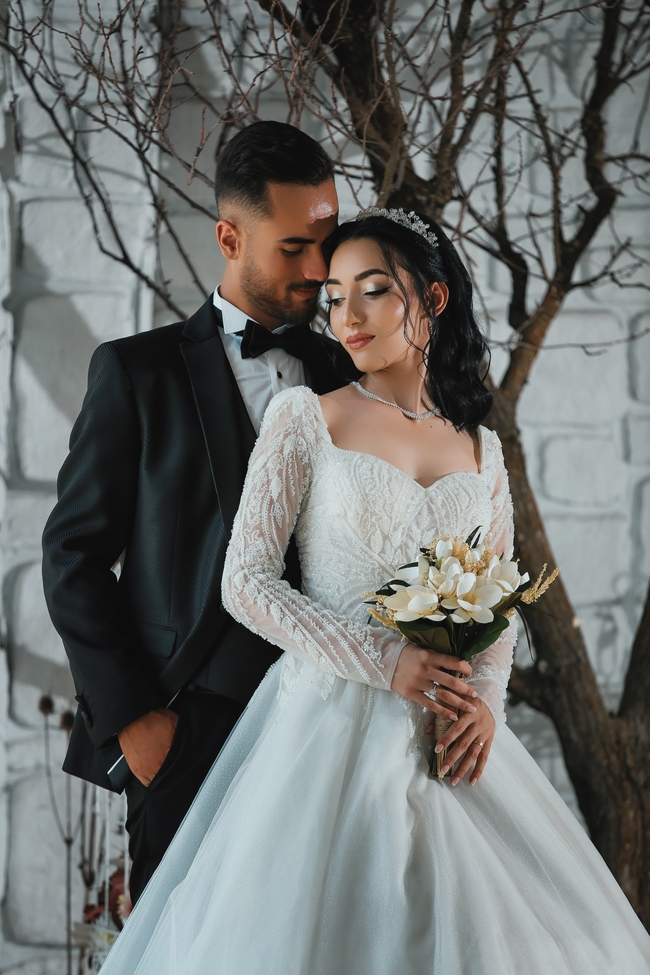 欧美高端质感室内情侣婚纱摄影图片