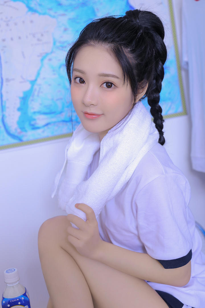 围着毛巾的麻花辫清纯美女写真