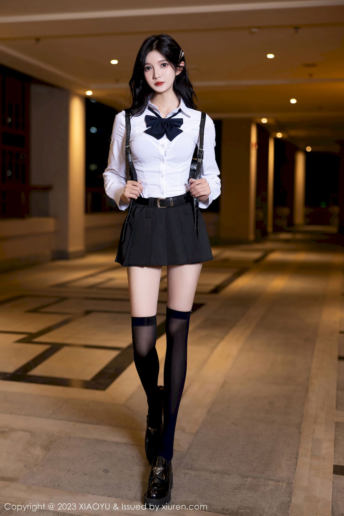 语画界模特程程程-白色上衣搭配长筒丝袜短裙海南旅拍