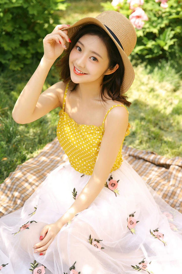 超高清养眼的清纯美女户外野餐写真图片