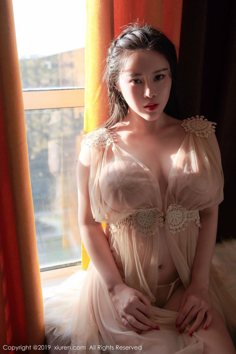 秀人网美女模特黛诺欣丰腴身材爆乳诱惑波涛胸涌写真