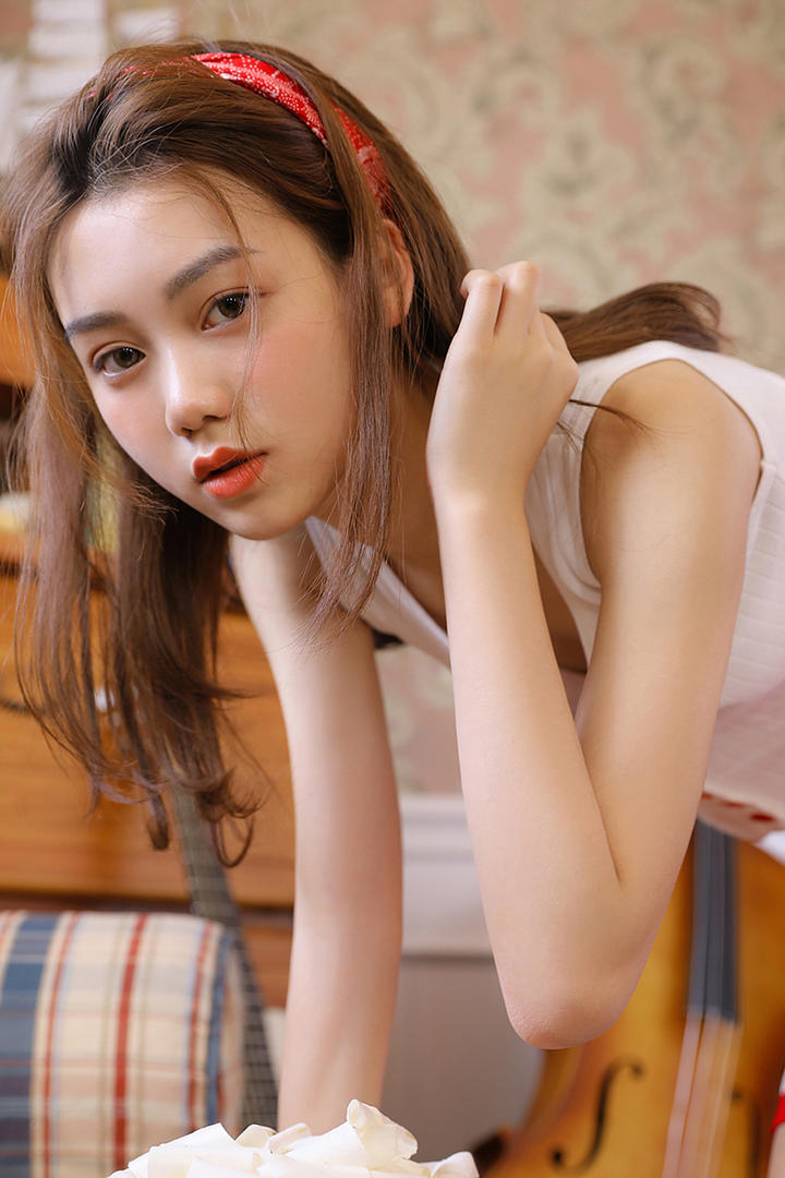 撩头发的清纯美女图片