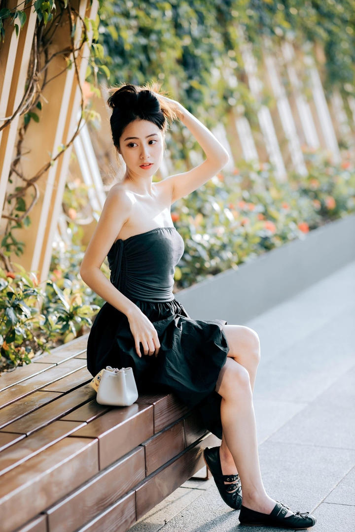 撩起头发的高清美女户外写真图片