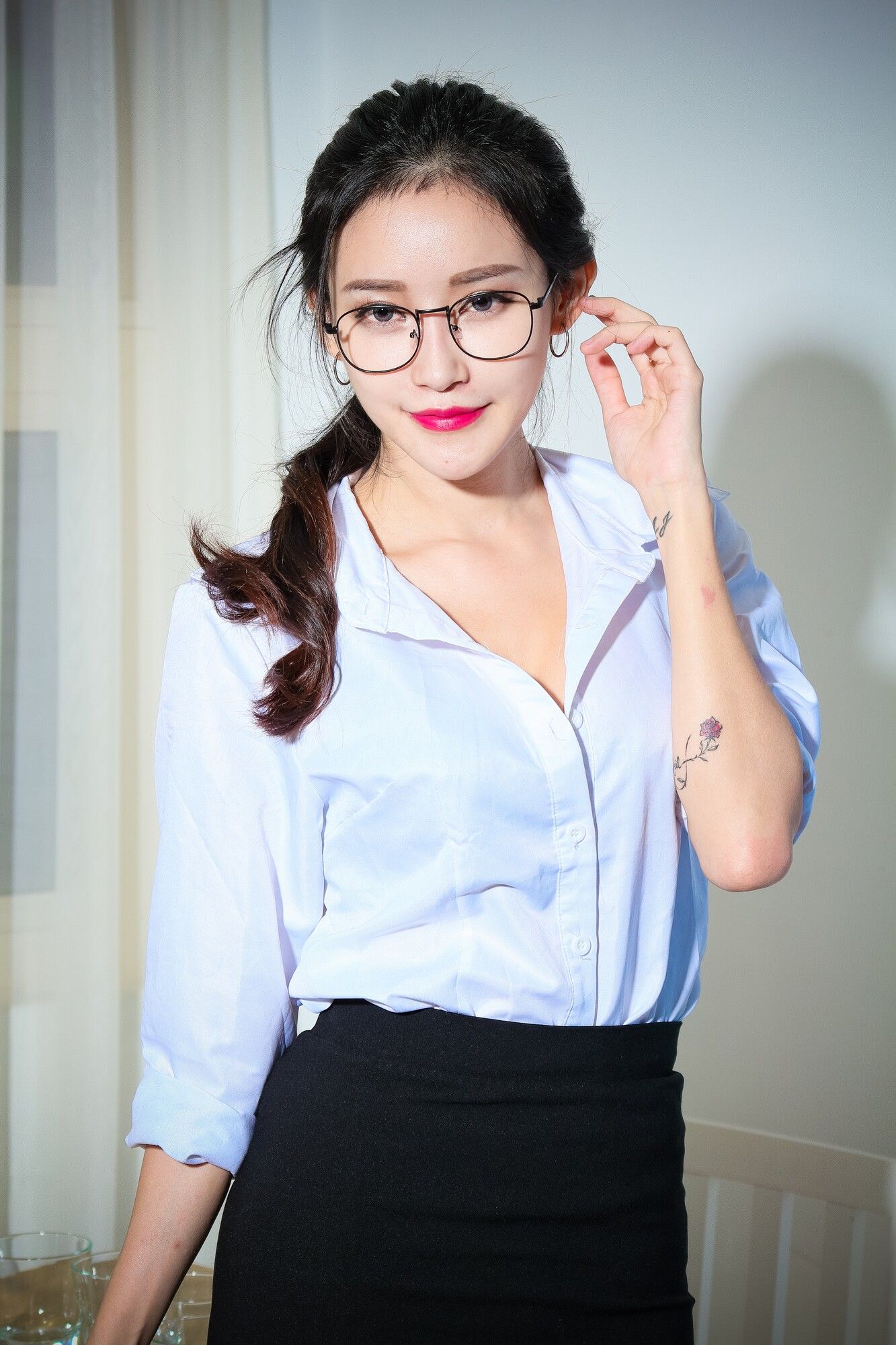 台湾网红美女詹艾葳Avril白衬衫黑丝美腿职场OL装扮性感写真