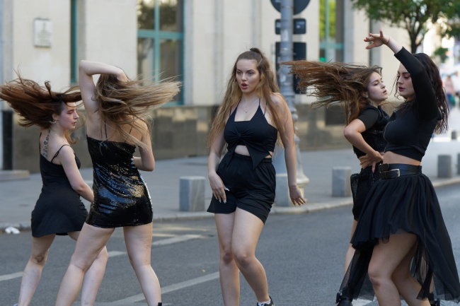 街头劲歌热舞性感美女图片