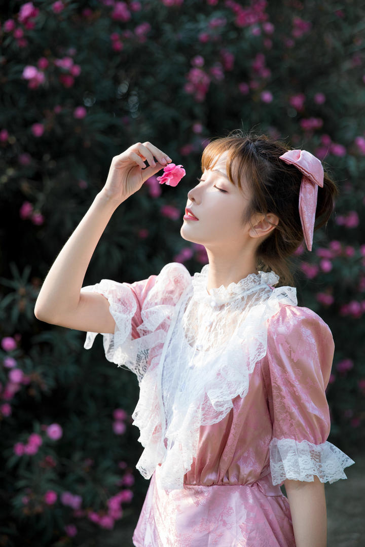 穿着洋裙的高清美女壁纸户外摄影写真图片
