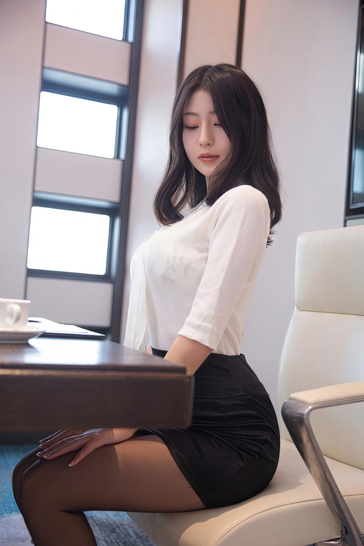 超短裙搭配黑丝袜熊小诺mm131美女图片