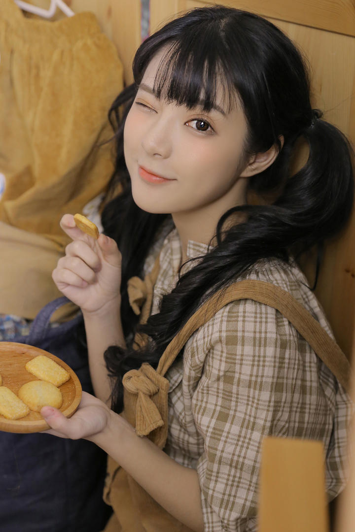 吃饼干的甜美女孩女生头像图片大全