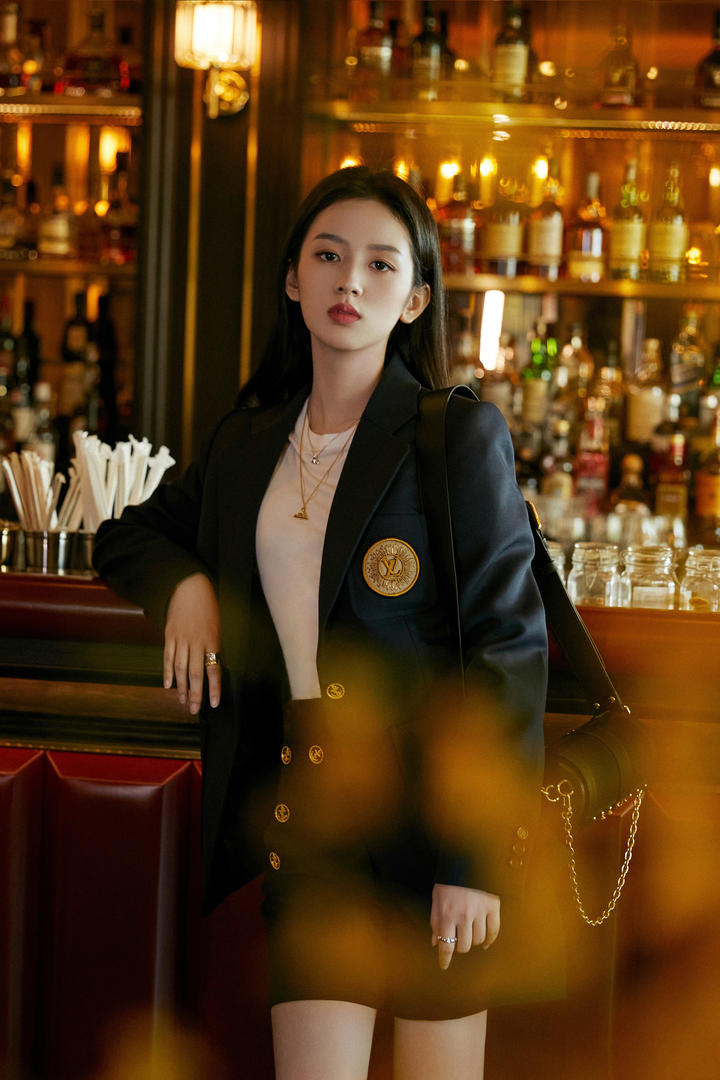 个性时尚的美女演员周也高清写真图片