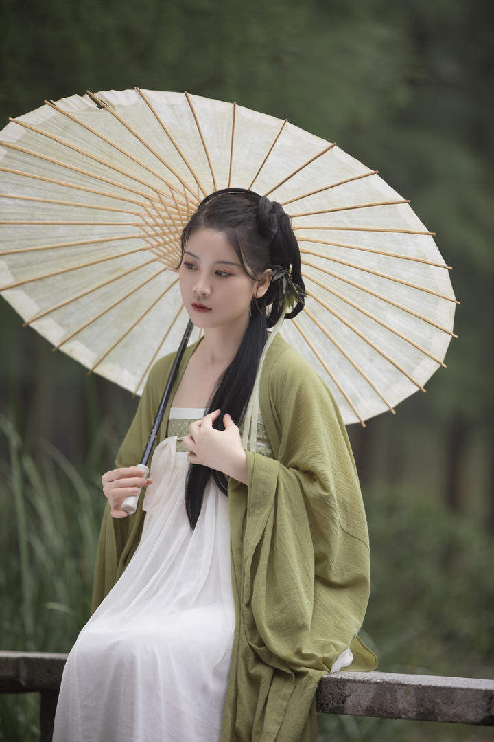 坐在栏杆上的清纯古典汉服美女艺术摄影写真壁纸大图