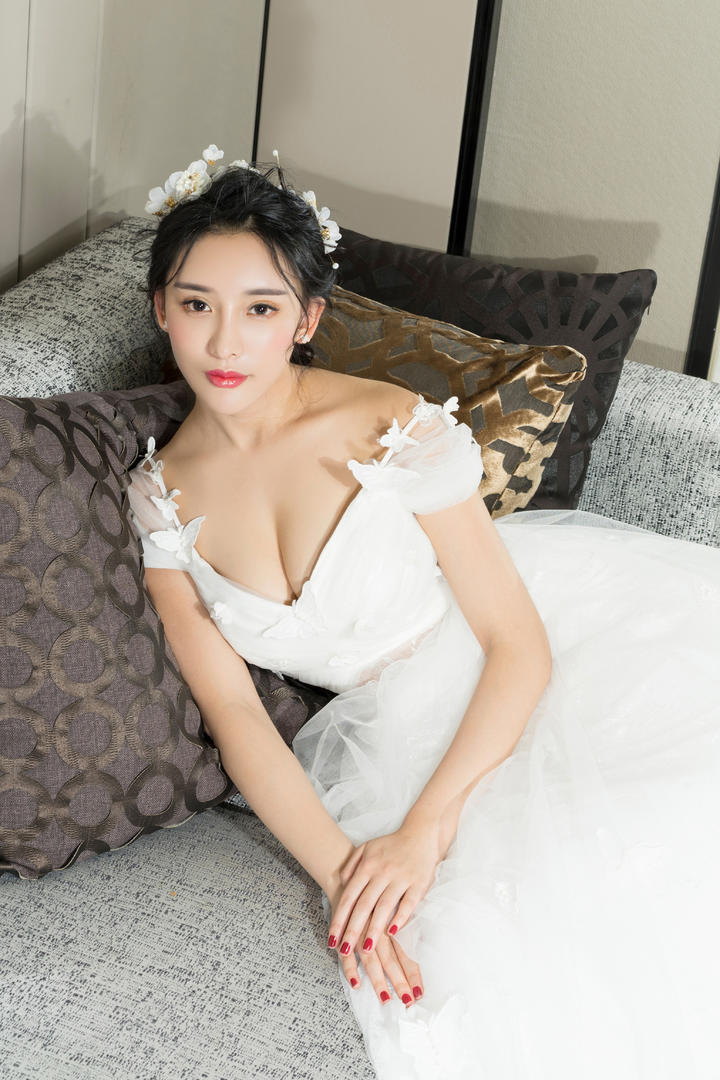 躺在沙发上的极品婚纱美女写真