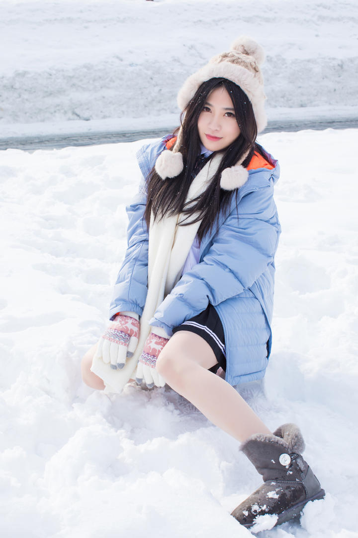 坐在雪中的清纯美女写真