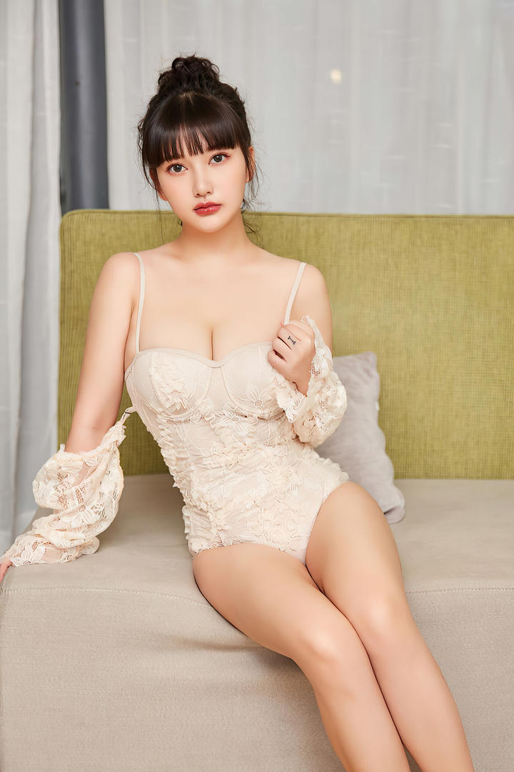 穿着吊带内衣的胸大模特尹兒高清写真图片