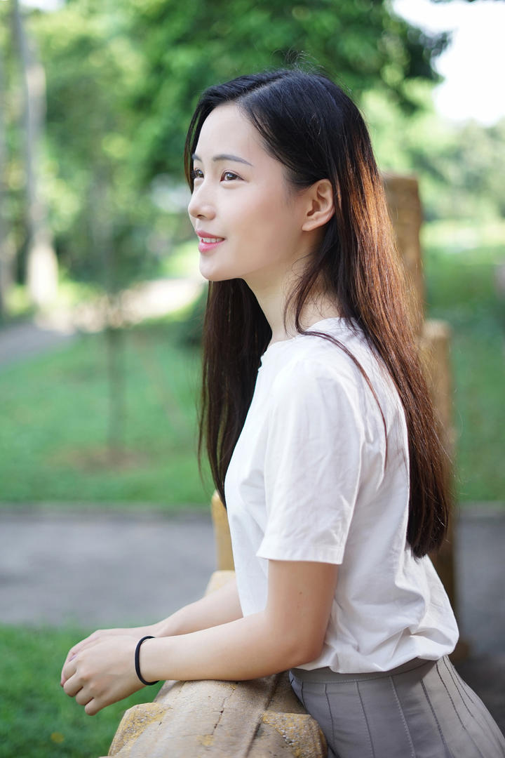 高清公园里的青春美女卡柔图片