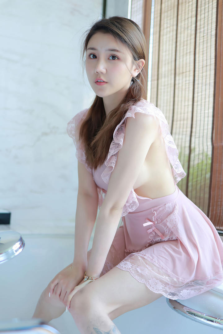 穿着粉色蕾丝内衣的性感宅男女神夏西116美女写真图片