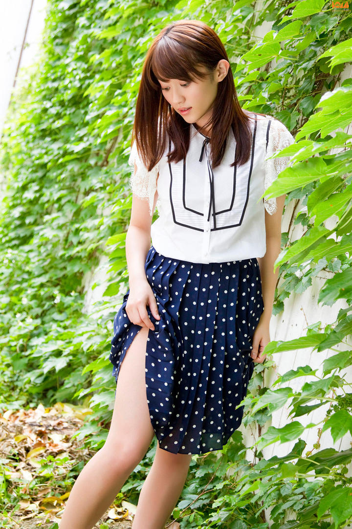 站在户外墙边的高清日本美女图片