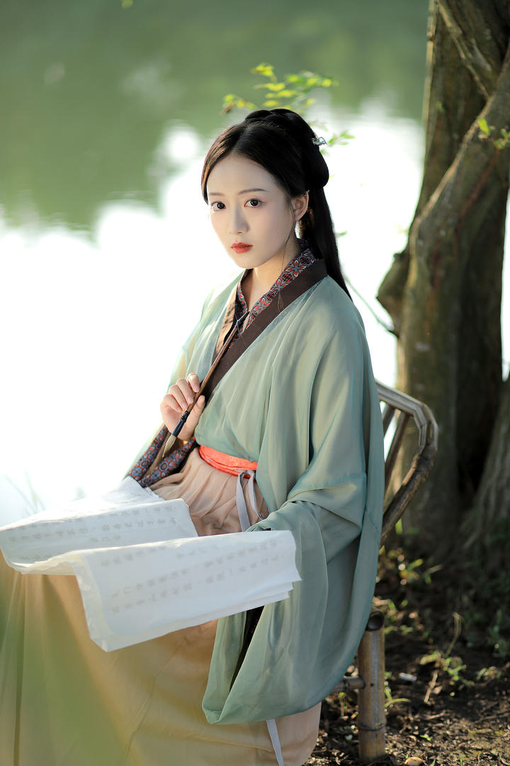 写书法的唯美清纯古装美女艺术照