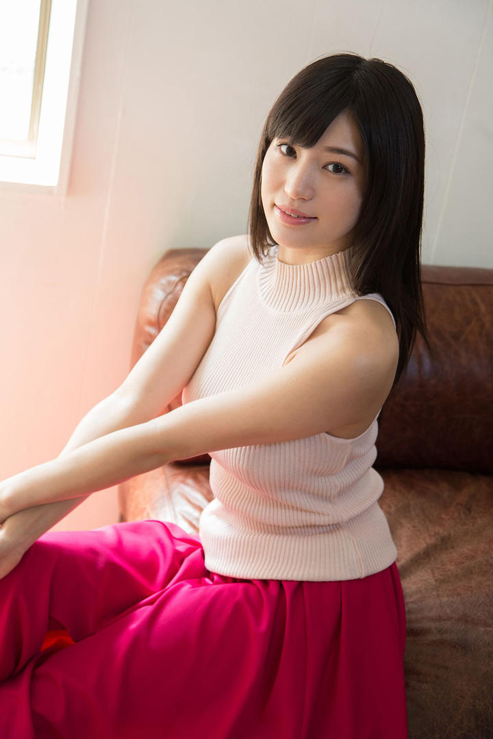 坐在沙发上的长裙日本美女写真