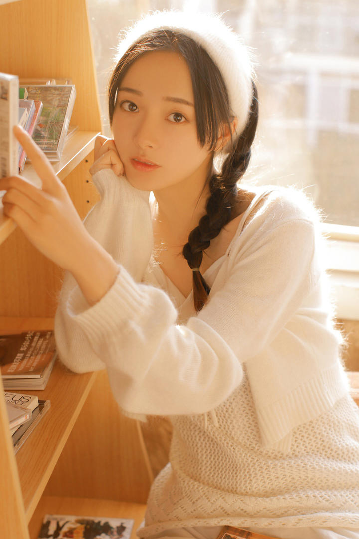 书架边的高清养眼女生头像真人图片免费下载