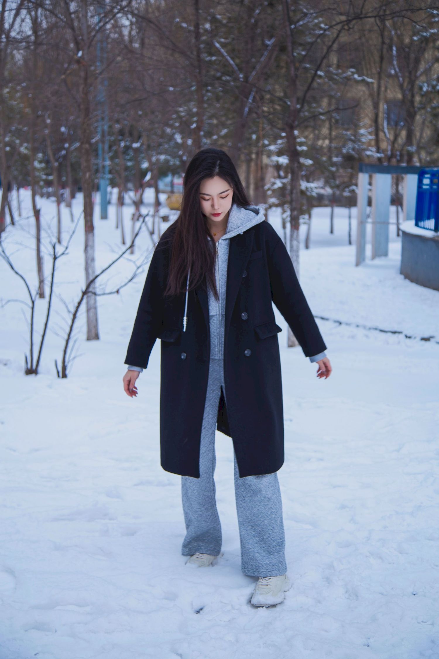 织梦映像长发美女天寒地冻踏雪无痕雪景主题写真