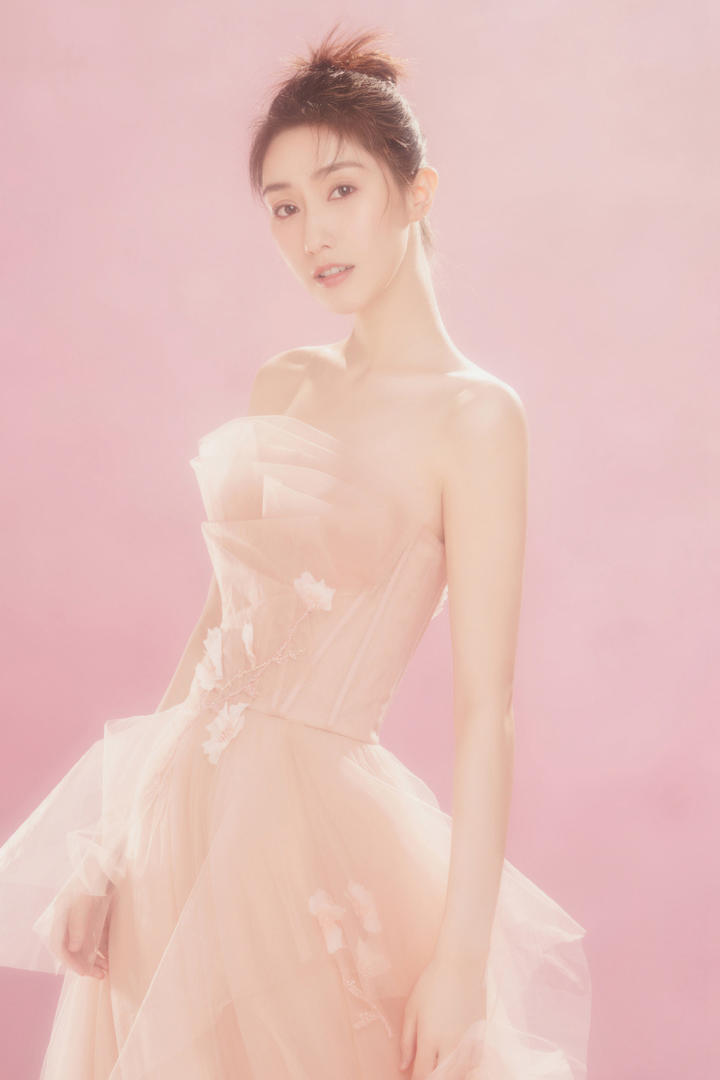 穿着抹胸公主裙的中国漂亮女明星王瑛瑛写真图片