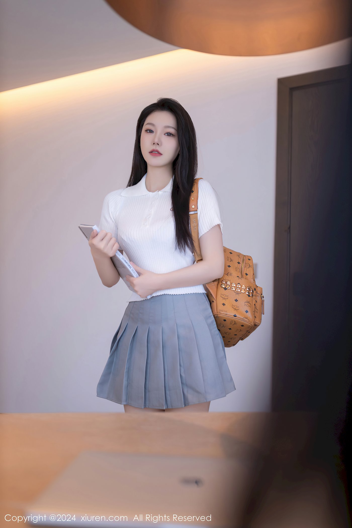 秀人网模特安然anran白色上衣搭配灰色短裙迪拜旅拍