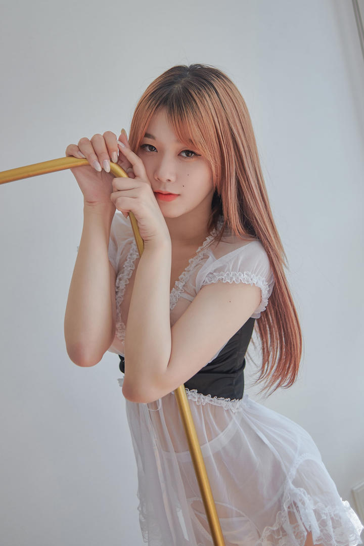 韩国女团风白丝私房照：纯欲系美少女卧室枕头战×撩发姿势全记录​