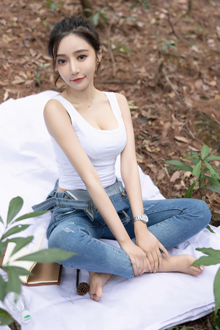 性感大胸美女王馨瑶牛仔裤写真集