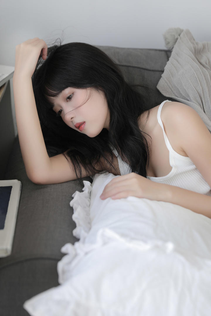 慵懒的躺在沙发上的清纯女孩人物图片大全