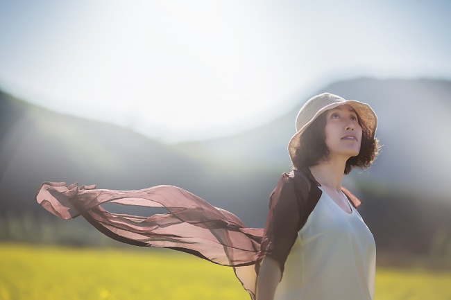 户外棉麻开衫美女写真图片