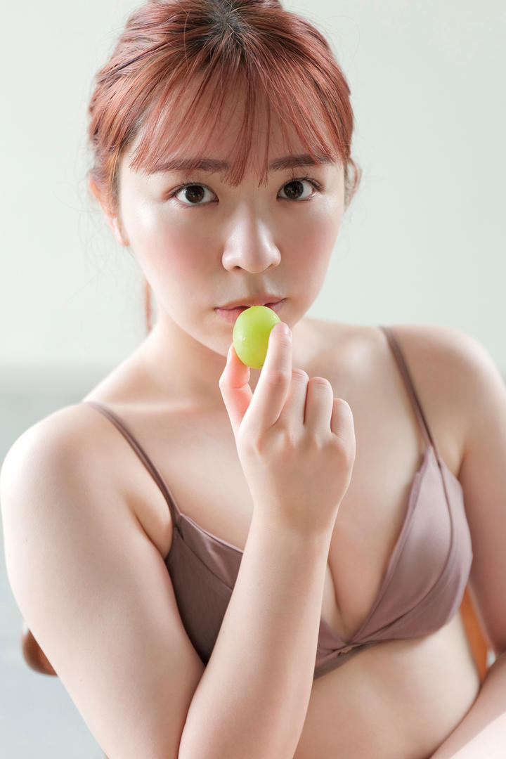吃葡萄的日本最美女优性感图片专区