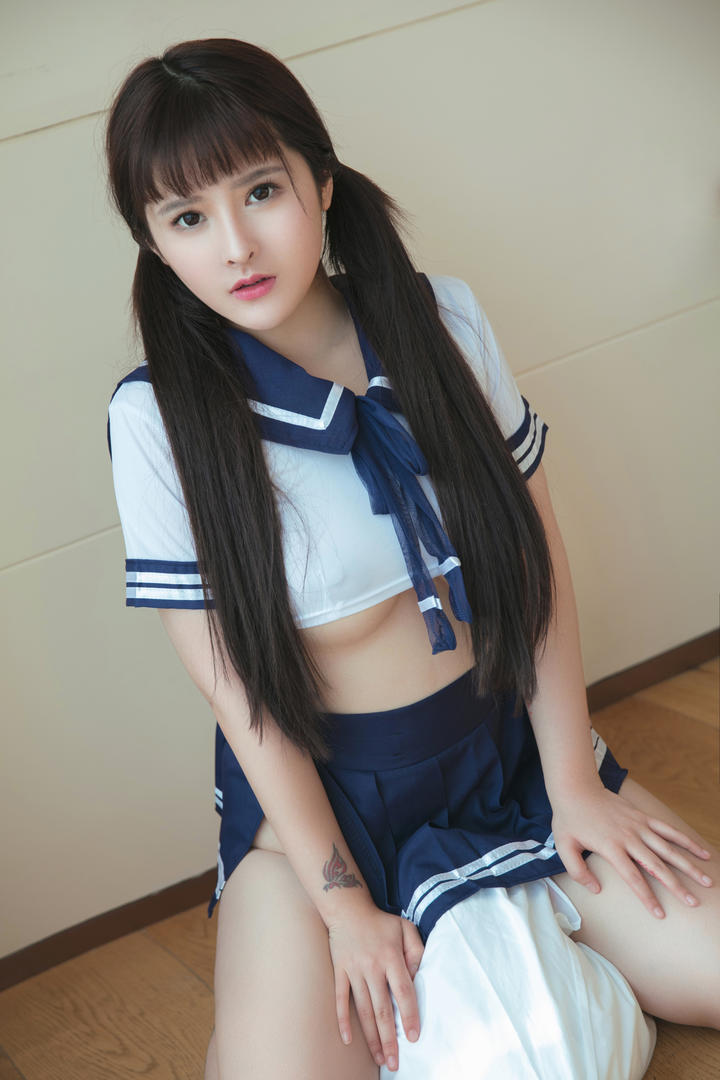 跪在地板上的极品双马尾校服美女写真