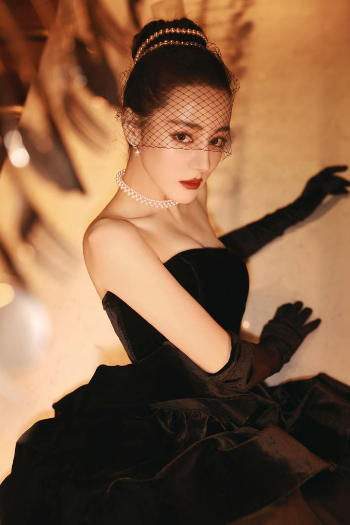 迪丽热巴舞女装扮个人艺术写真图片