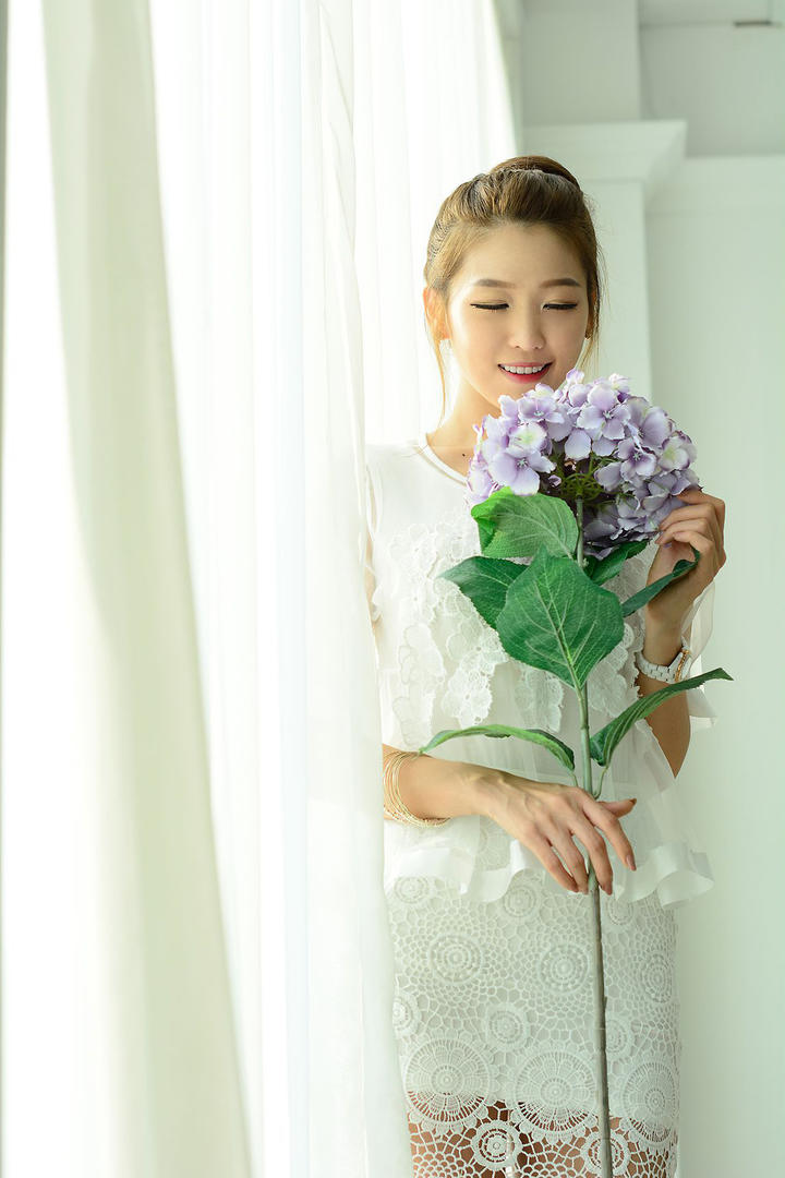 拿着花朵的高清韩国美女模特李恩慧写真