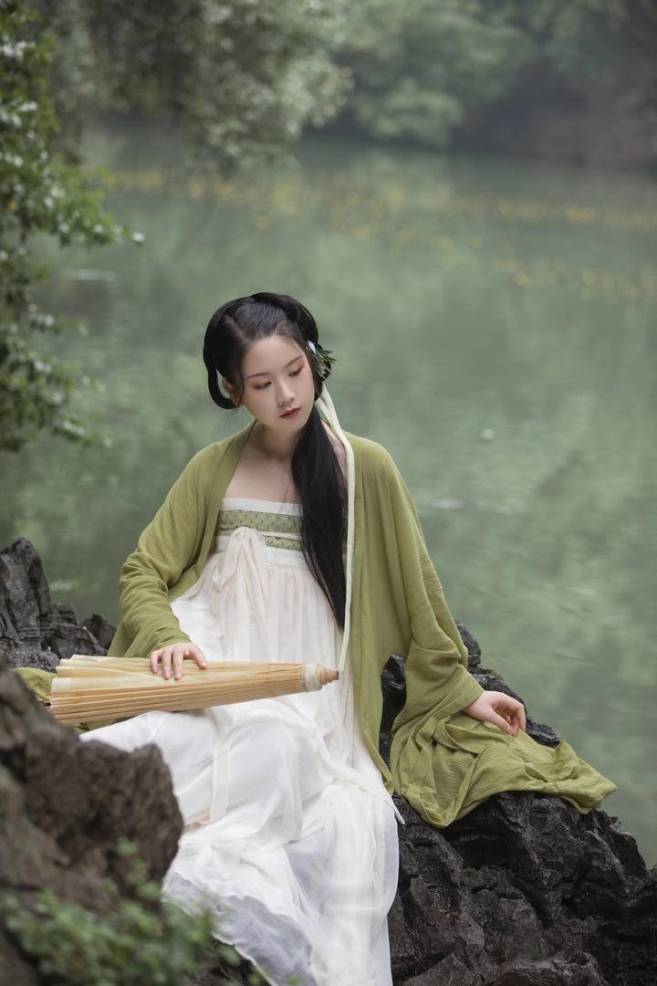 坐在池塘边的古装汉服美女高清写真图片