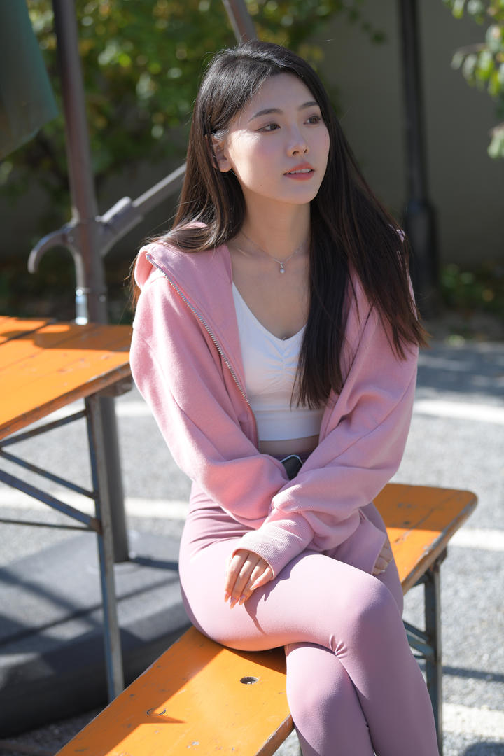 街拍绝色美女紧身裤图片