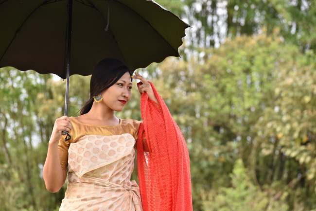 撑伞的亚洲美女图片