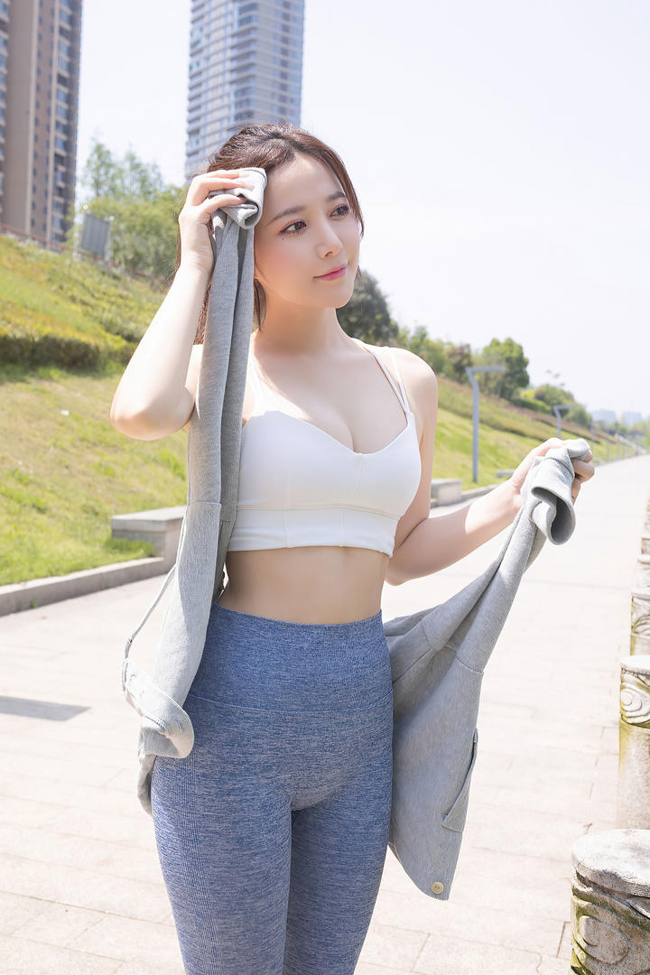 街拍清纯美女紧身裤凹凸有致的身材图片